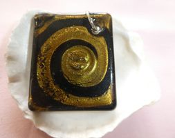 Pendentif carré en verre noir et or - Élégant!