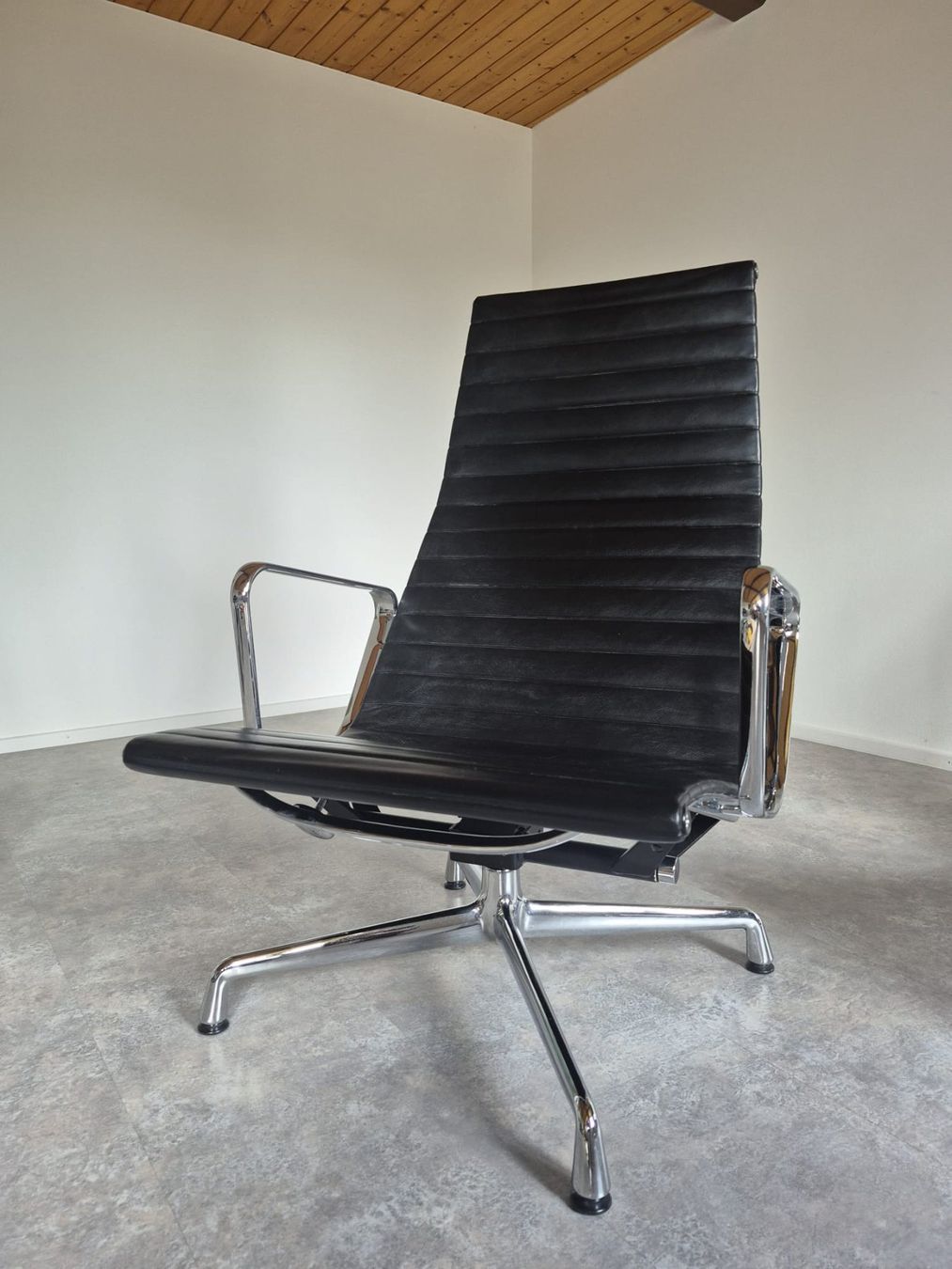 Vitra Poltrone: Zwei originale Vitra Eames Leder-Drehsessel mit einem Hocker – Usato da Schüpfen venduto da squ_8c5j 2