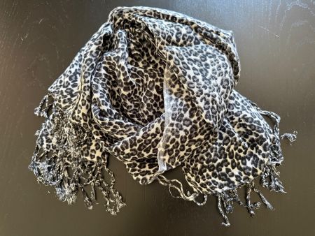 Leichter Schal mit Leo-Muster, perfekt für den Sommer!