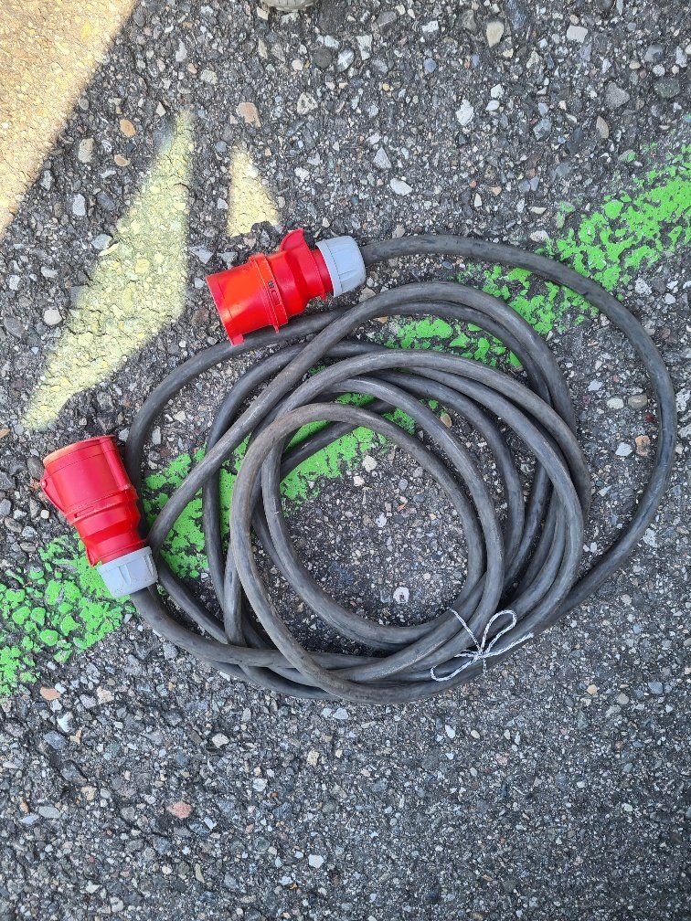Elektrotechnik: Stromverteiler Set CEE63-5, CEE32-5, CEE16-3 demelectric – Gebraucht aus Arlesheim von Vivien0 7