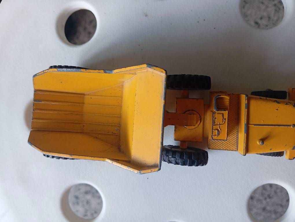 Matchbox Modellautos: Kipplaster gelb 3-achsig CWD 321 bespielt – Gebraucht aus Basel von Petergunn 1