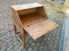 Sekretär aus Kiefernholz braun in gebrauchtem Zustand