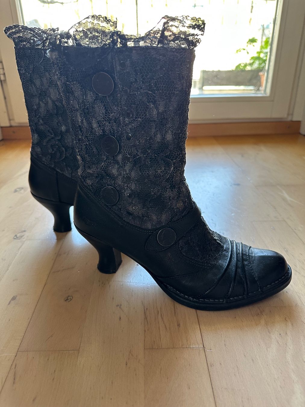 Art Scarpe da donna: verspielte Stiefeletten – Usato da basel venduto da chorni 1