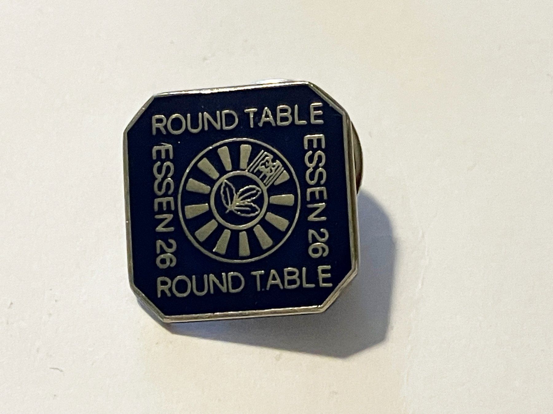 Placchette & Badge: 1 Pin Round Table Essen 26 – Usato da Basel venduto da djwwpp