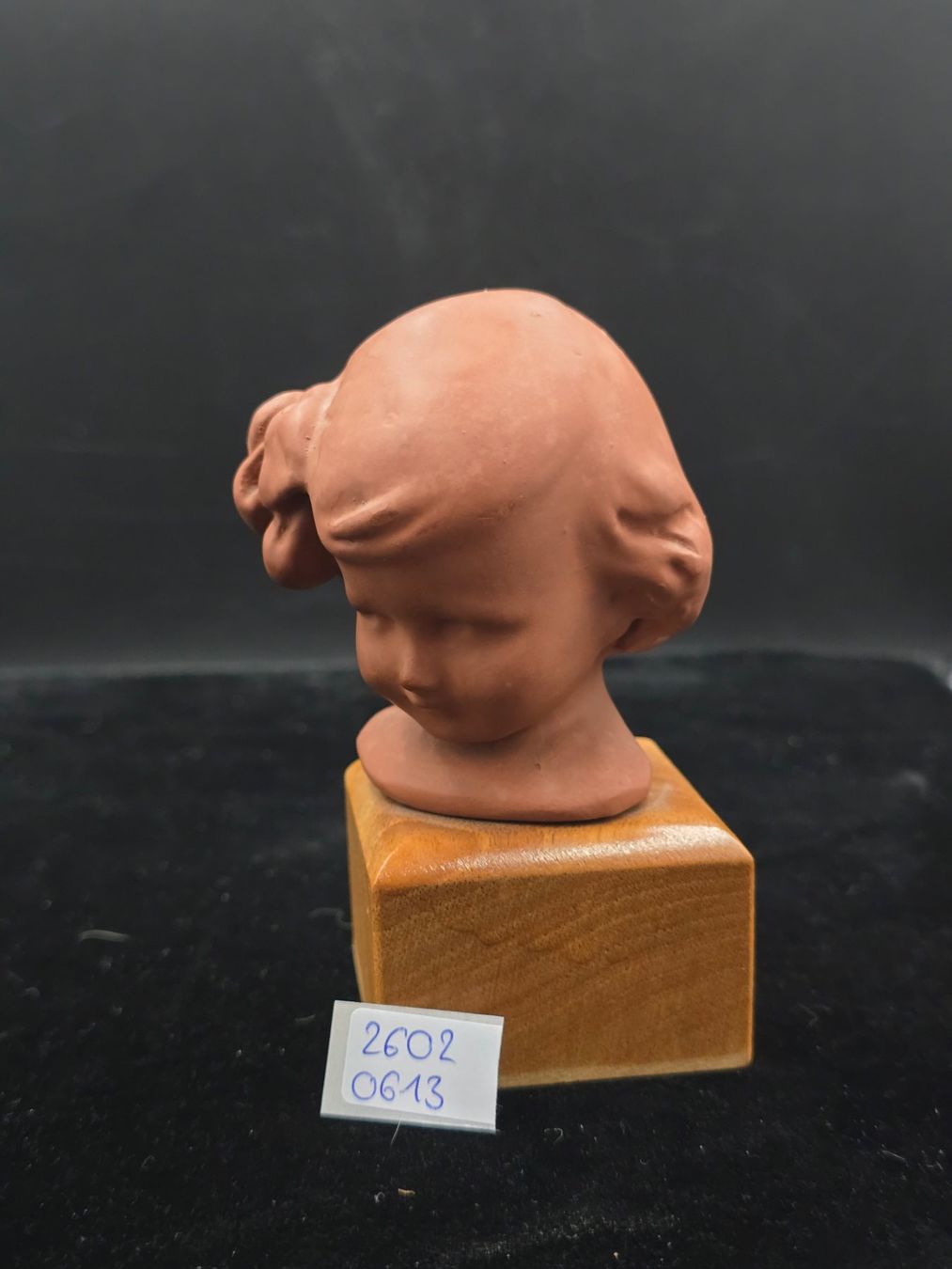 Sculture & Statue: Mädchenkopf Ton auf Holzsockel – Usato da Rorschacherberg venduto da snOOpydOg11