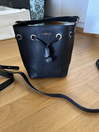 Schwarze Furla Bucket Bag aus Leder