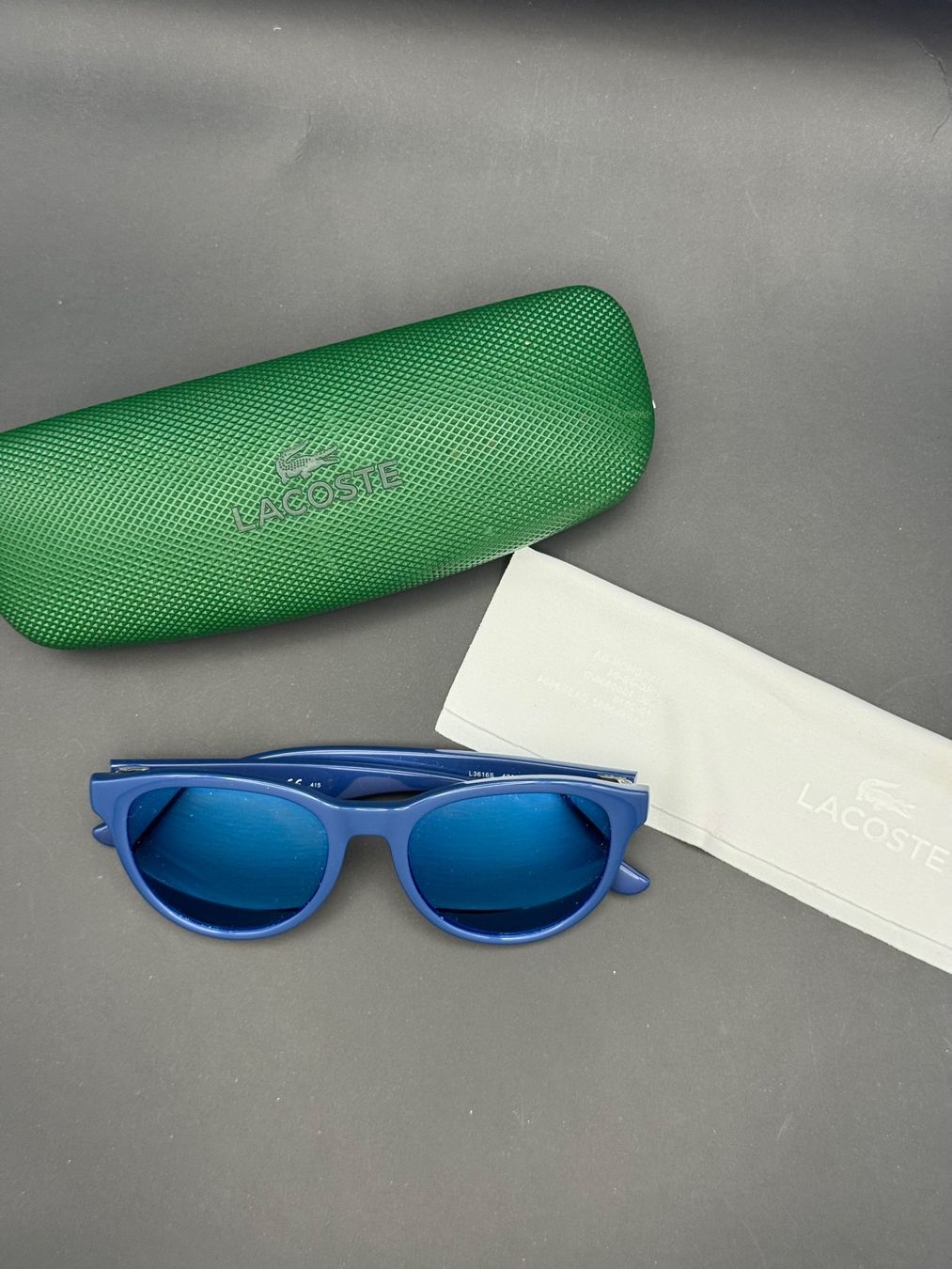 Lacoste Occhiali & Lenti: Original Lacoste Kinder/Junior-Sonnenbrille 48mm – Usato da Meisterschwanden venduto da Nandda 1