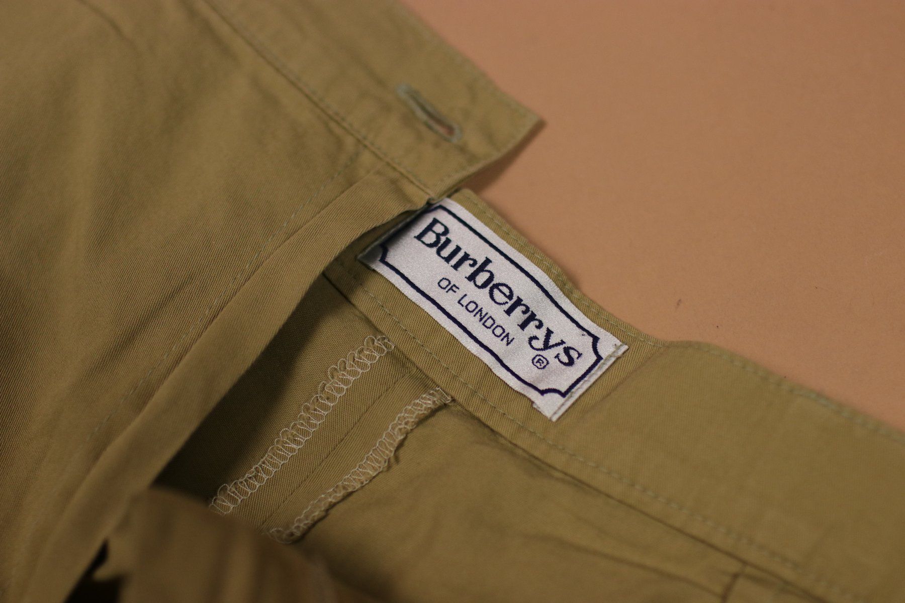 Burberry Pantalons: 1980s BURBERRY Beige Shorts - Size S – D'occasion à Hombrechtikon par BAZ-Vintage 4