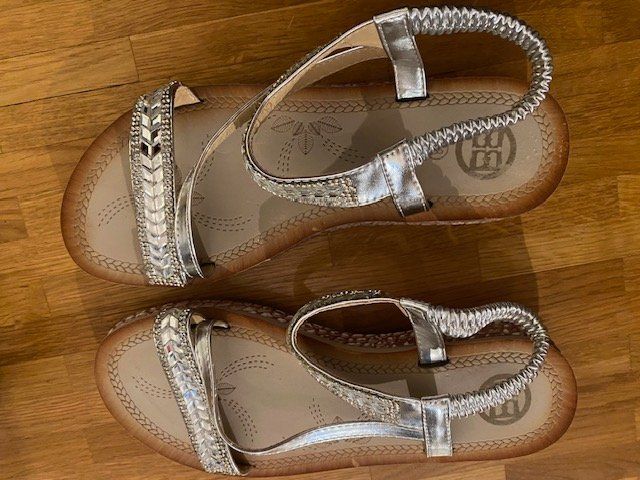 Scarpe da donna: Silberne Sandalen, Grösse 38 – Nuovo (secondo la descrizione) da Unterengstringen venduto da Dale2 2