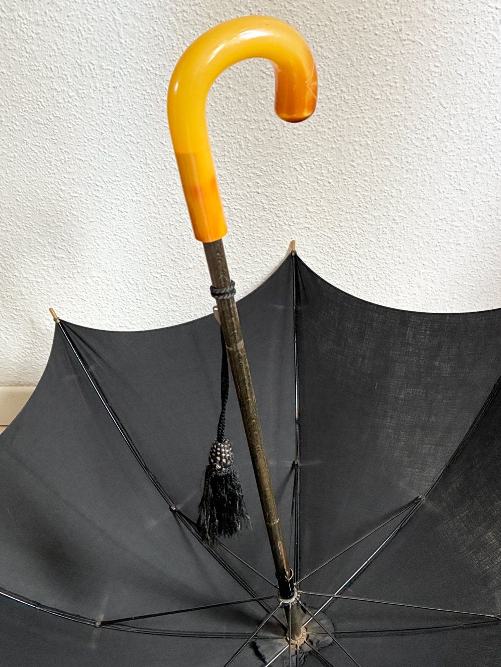 Ombrelli: Antiker schwarzer Flanier/Sonnenschirm  Bakelitgriff/Quaste – Usato da Kloten venduto da Nephty 7