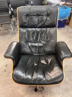 Alter Designerstuhl mit Hocker