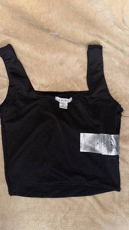 SCHWARZES TOP MIT TRÄGERN