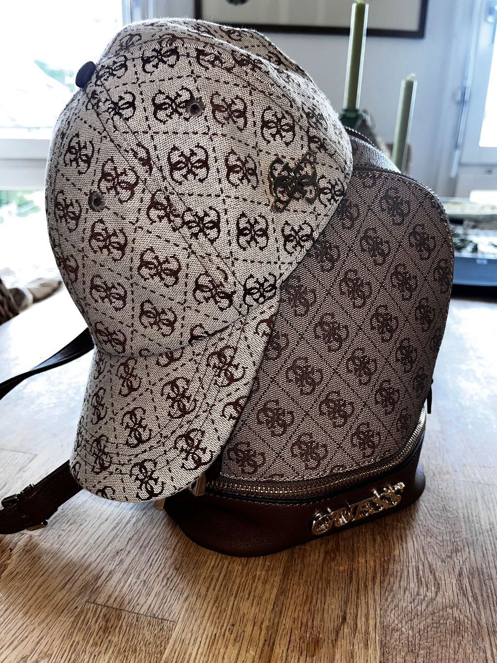 Guess Zaini: Guess Rucksack mit passender Guess Kappe_alles original_Top – Usato da Zürich venduto da Sammler777 7