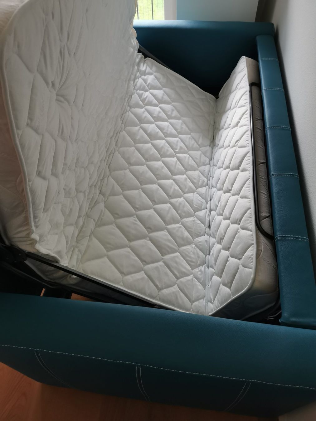 Sofas: Neuwertiges Bettsofa in der Farbe 'Petrol' – Neu (gemäss Beschreibung) aus Neuheim von Voicehb 1