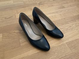 schwarze Pumps