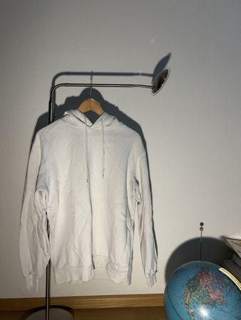 Weisser Pullover