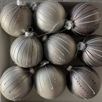 9x elegante Weihnachtskugeln
