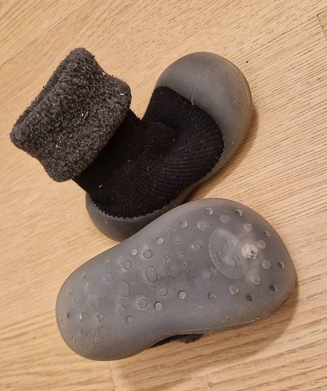 Scarpe per ragazzi: Sockenschuhe Schwarz ca Grösse 20 – Usato da Rikon im Tösstal venduto da shermii