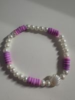 Sommerliches Muschelarmband mit Perlen und lila Akzenten