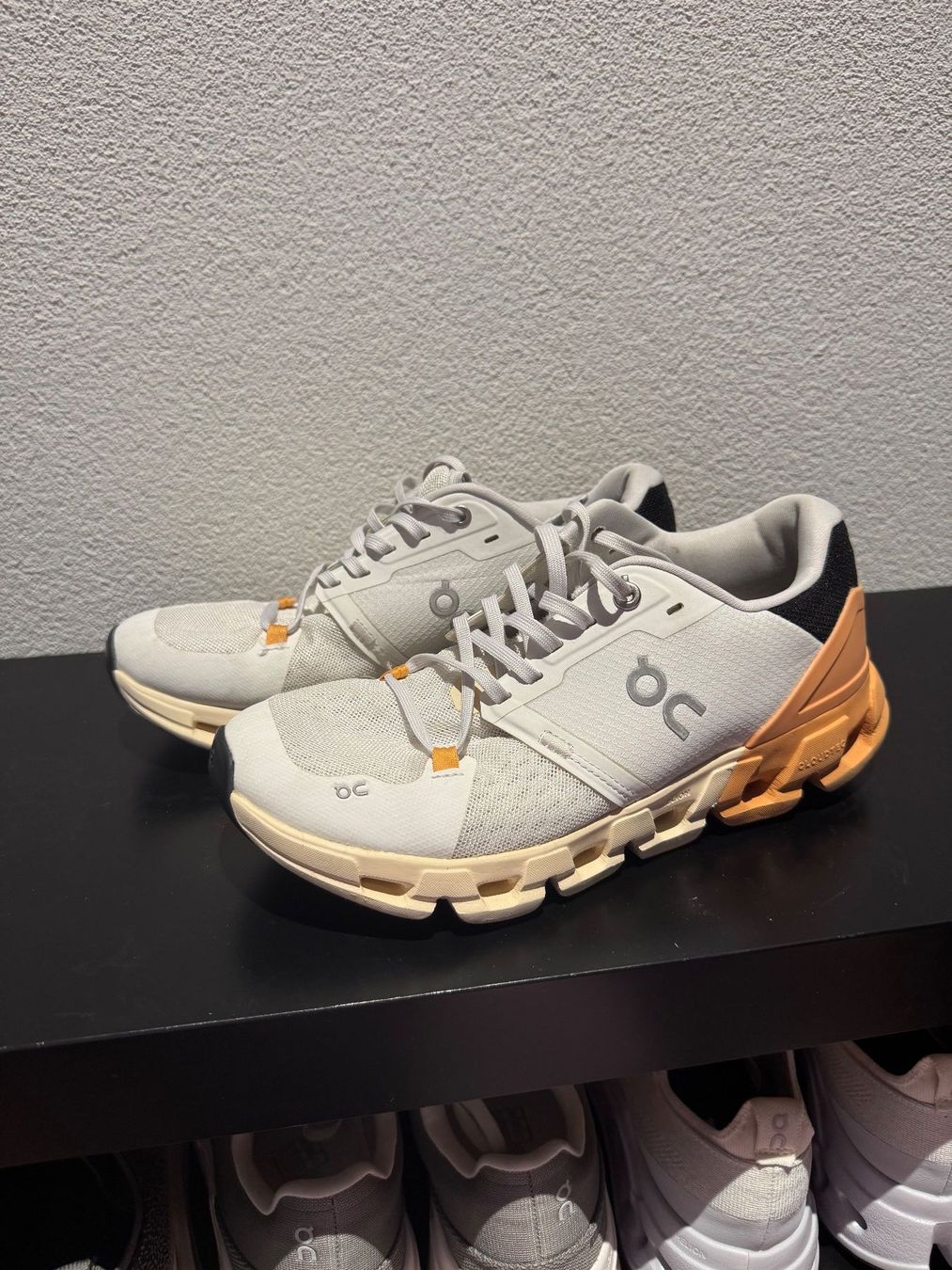 On Scarpe da donna: On Running - Cloudflyer 4 - Damen - Ivory | Tangerine – Usato da Zürich venduto da SNovo 2