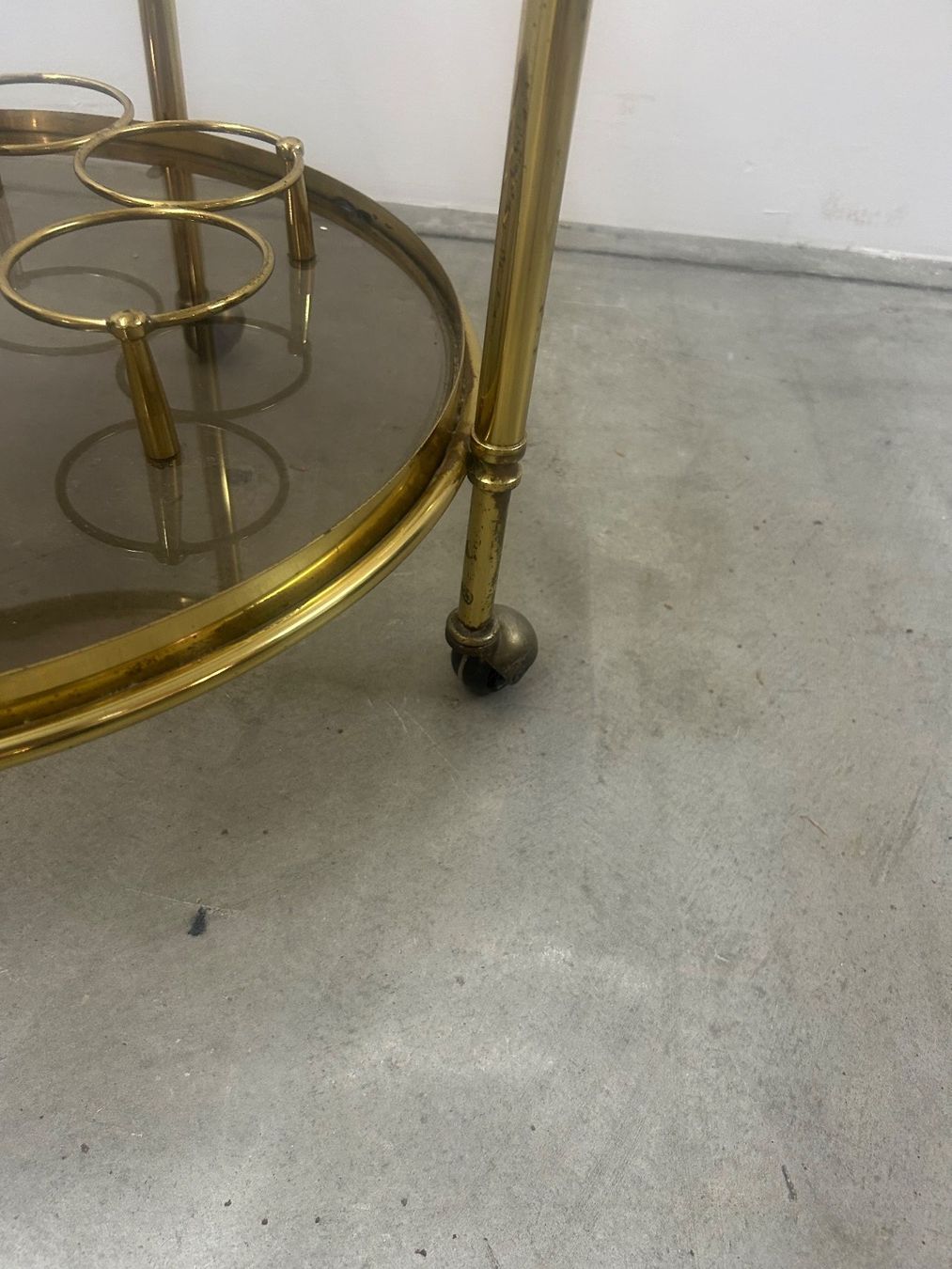 Carrelli di servizio: Servicewagen Maison Jansen Stil Messing Rauchglasplatte – Usato da Zürich venduto da Levelart 7