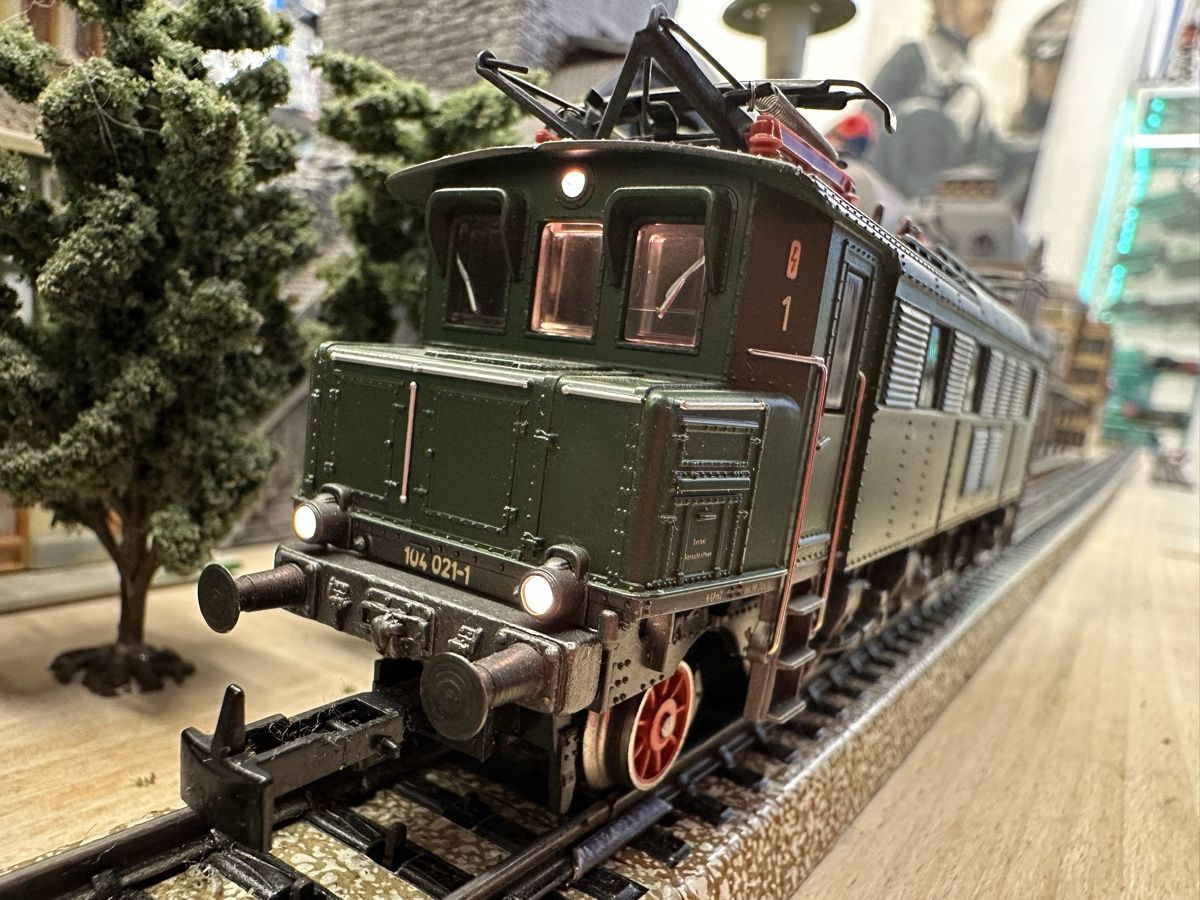 Märklin Modellini di ferrovie: Märklin 3049 DB BR 104 – Usato da Lupsingen venduto da New-Haven