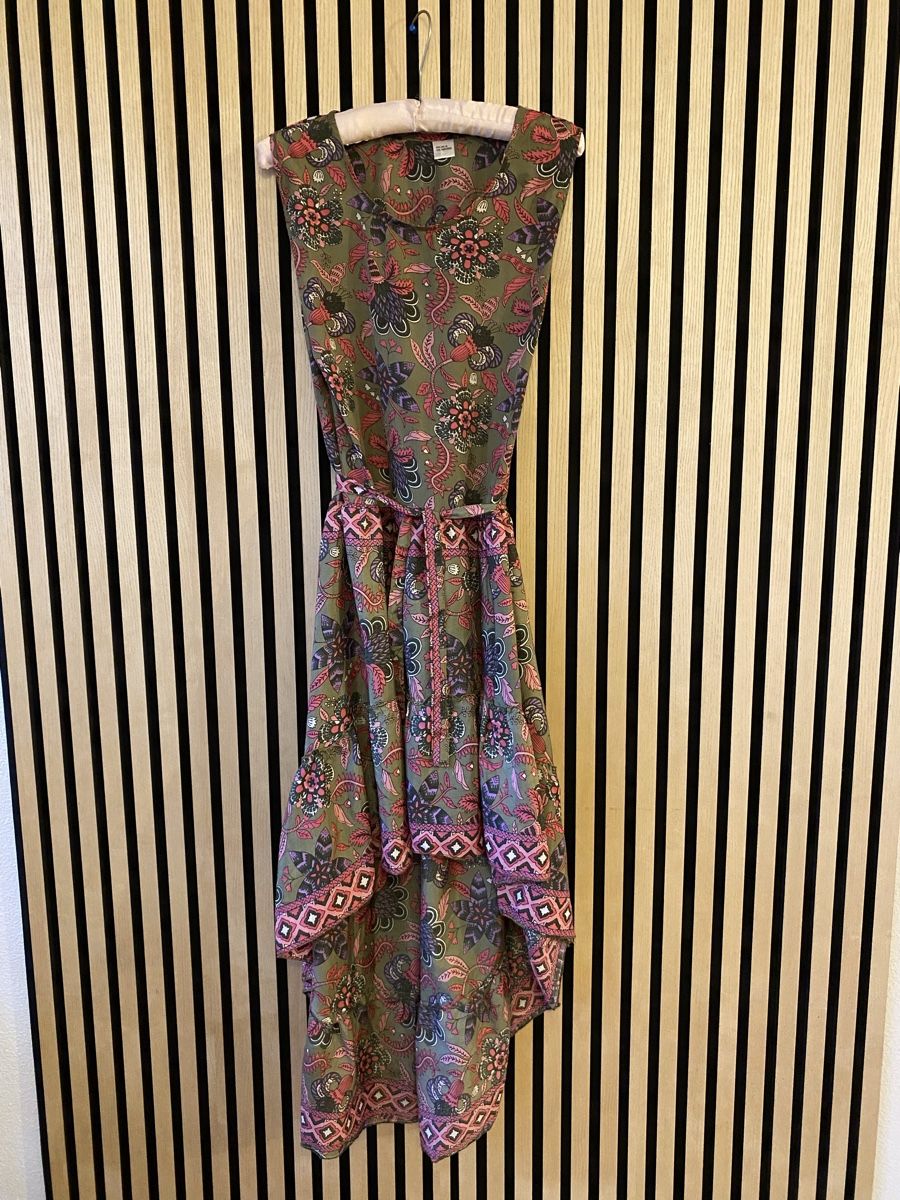 Kleider: Seidenkleid mit Blumenmuster, Grösse M – Gebraucht aus luzern von nas_5hx9