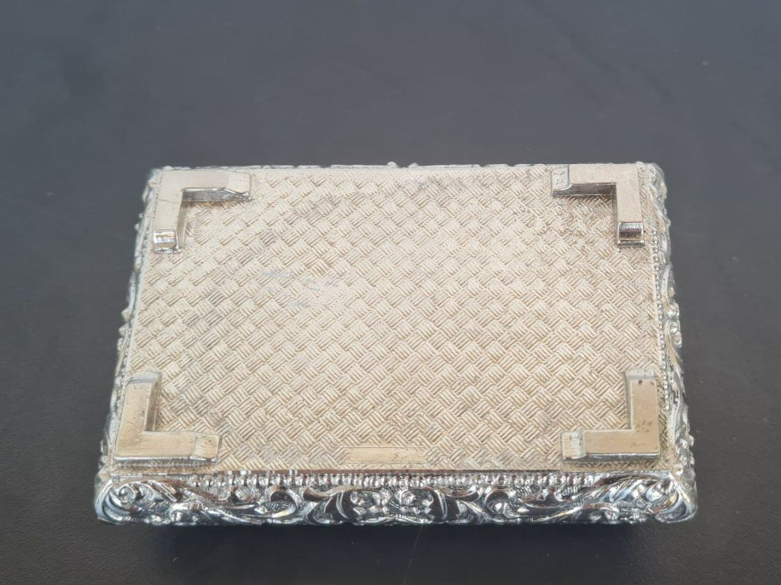 Portagioie: Kleine Schmuckschatulle / Farbe; Silber / rotes Innenfutter – Usato da Safenwil venduto da Husqi2000 2