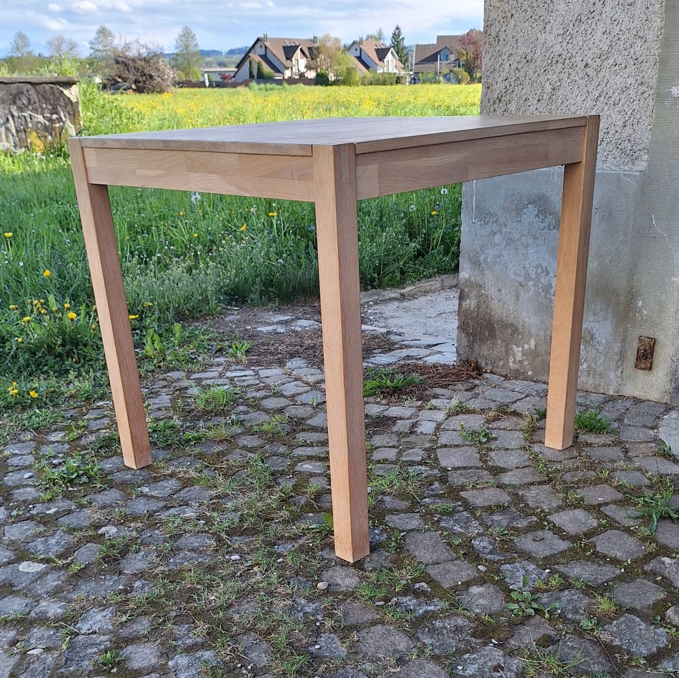 Tavoli: Einfacher stabiler Holztisch, quadratisch – Usato da Weinfelden venduto da JoeBaer 4
