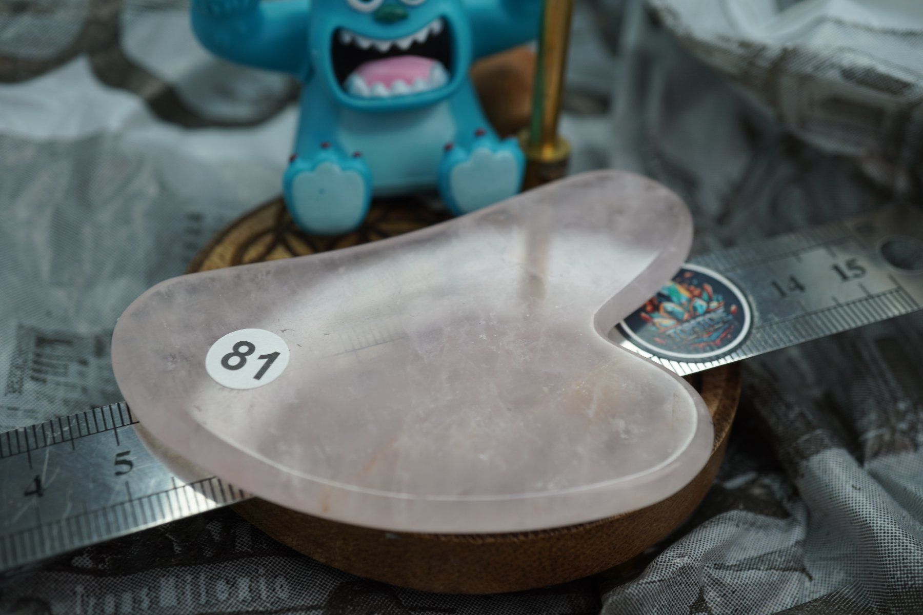 Mineralien & Heilsteine: Gua Sha Massage-Stein  Rosenquarz    ab 1.- – Neu und originalverpackt aus Eschenbach SG von topstone