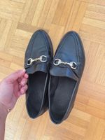 Mocassin noir boucle dorée