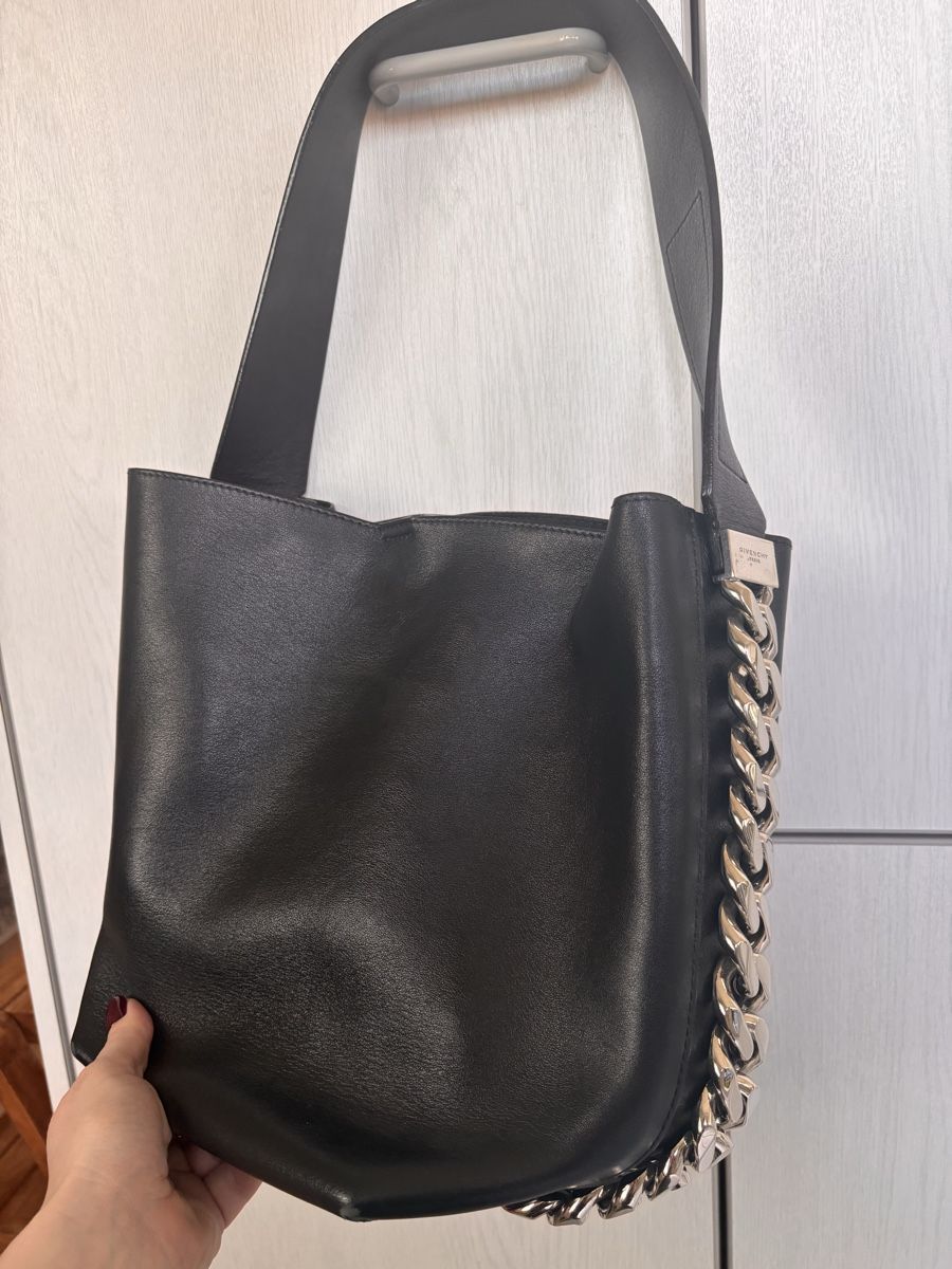 Givenchy Borse da donna: Givenchy Calfskin Infinity Bucket Bag Black – Nuovo (secondo la descrizione) da Oberrohrdorf venduto da api_s6d2 2