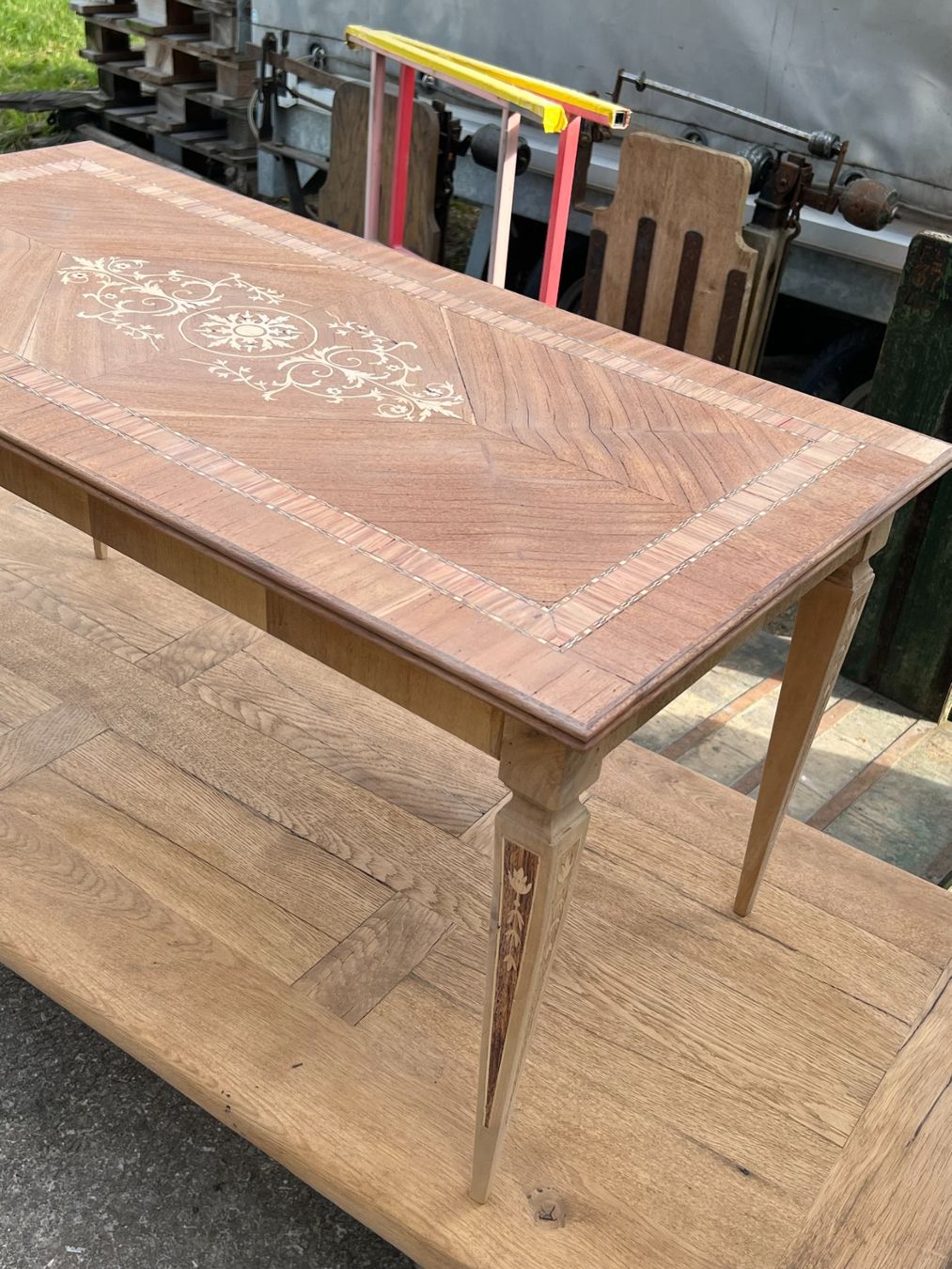 Tavoli: ART 984-H Table basse marquetée sablé – Usato da Pont-La-Ville venduto da BCMGLEAL 2