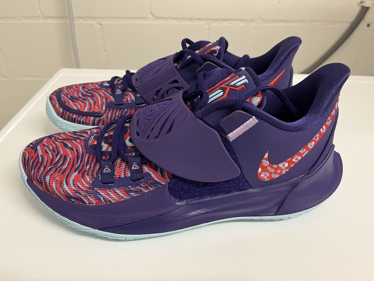 Nike Scarpe da uomo: Nike Kyrie Basketballschuhe Gr. 44 – Nuovo e nell'imballaggio originale da Zürich venduto da Luca-g79
