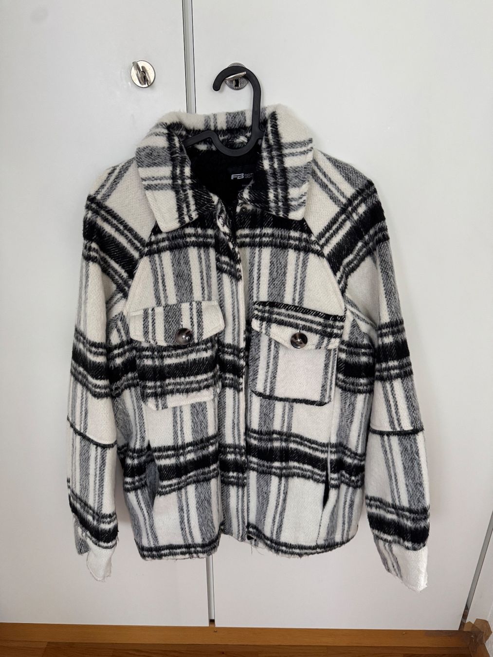 Fishbone Vestes: karrierte Jacke – D'occasion à Rüfenacht BE par NE_