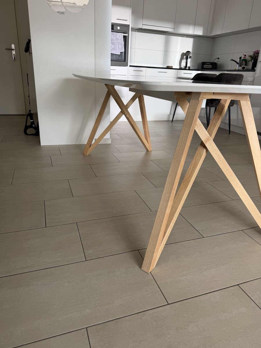 Tische: Moderner Esstisch mit Holzbeinen – Gebraucht aus Sarmenstorf von dar_lf2m 1