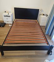 Schwarzes Bettgestell mit verstellbarem Lattenrost, 140x200