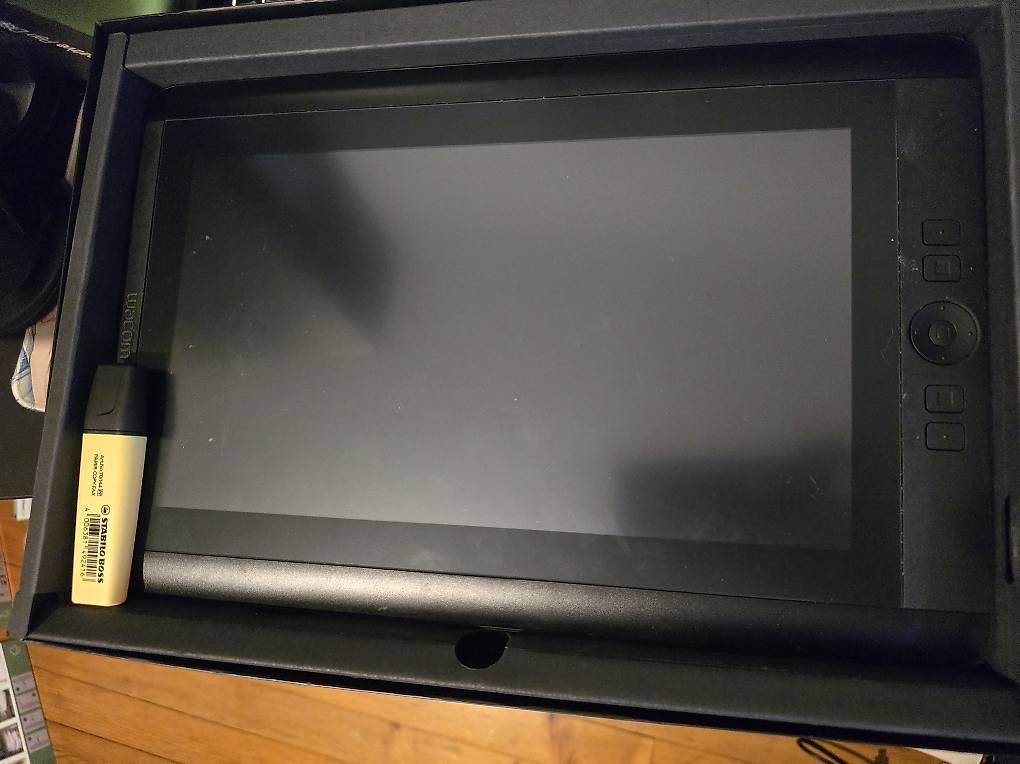 Wacom Tablet PC: Tablette Wacom CINTIQ 13HD – Usato da La Sarraz venduto da Miss.koya 1