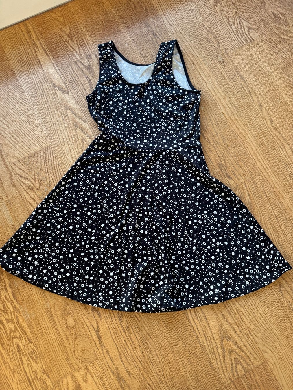 H&M Vestiti & Gonne: H&M Blumenkleid schwarz weiss – Usato da Riedholz venduto da emm_22qn