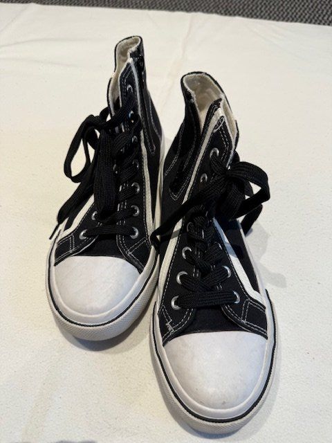 Scarpe da uomo: Coole schwarze High-Top Sneaker, Grösse 36 – Usato da Lenggenwil venduto da Reto888