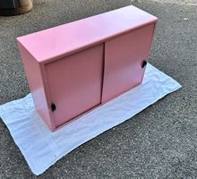 Metallschrank rosa mit Schiebetueren 60er Jahre