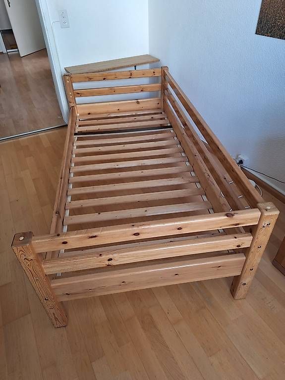 Betten: Einzel Holzbett  – Gebraucht aus Basel von ant_ln6v