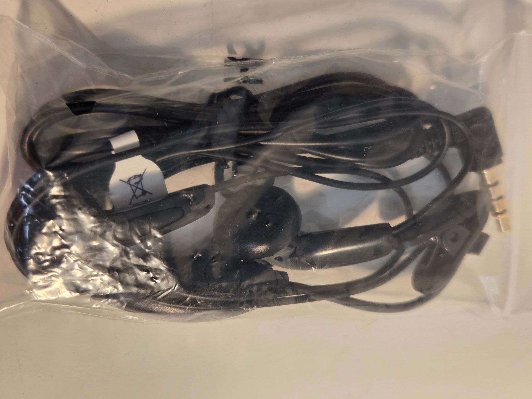 Casques audio: Kopfhörer mit Mikrofon schwarz NEU – Neuf avec emballage d'origine à Chur par Einszweidreiviermein 2