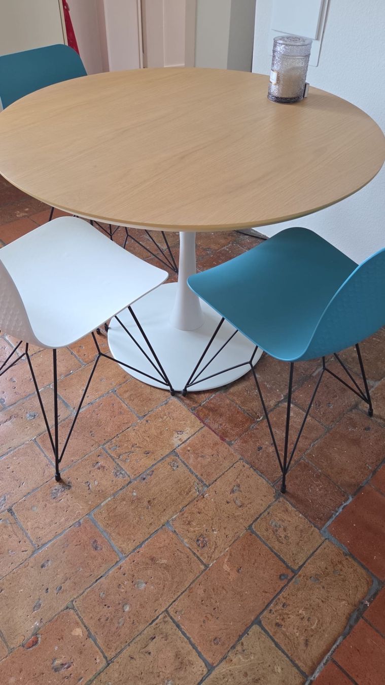 Sedie: 3 Stühle, 2 weiss, 1 blau – Usato da Weissbad venduto da Studently 1