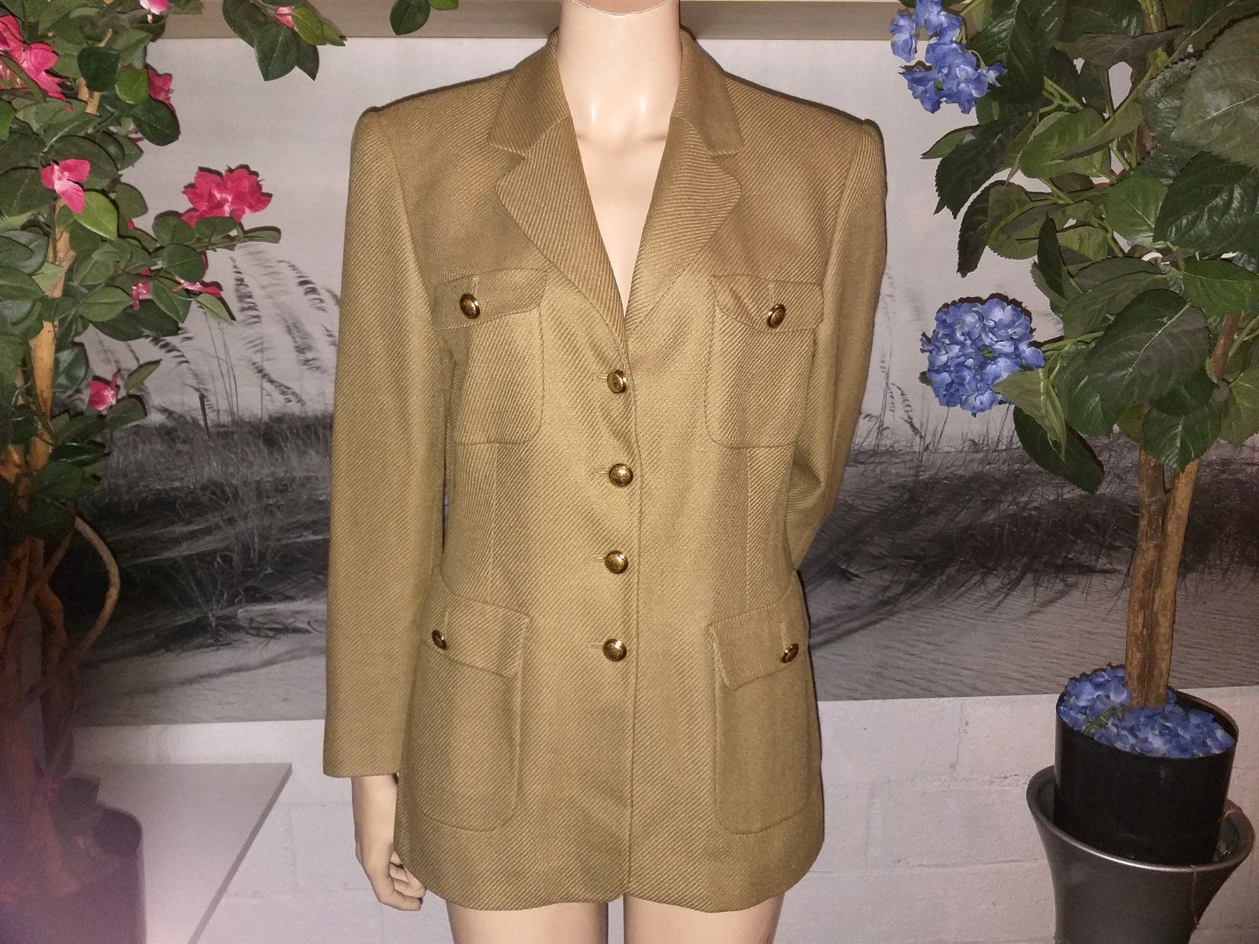 Escada Giacche: ESCADA Blazer 50 % cachemire + 50 % soie taille / Grosse 40 – Usato da Cossonay-ville venduto da Super-Price-Quality