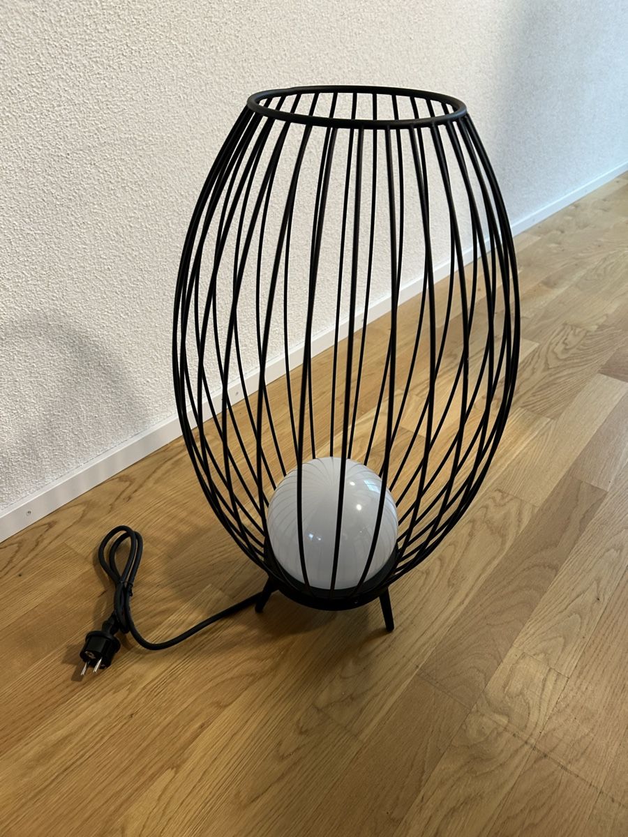 Lampade: Stehleuchte Gitterkorb Design (neu) – Nuovo e nell'imballaggio originale da Muri AG venduto da Rukvasch