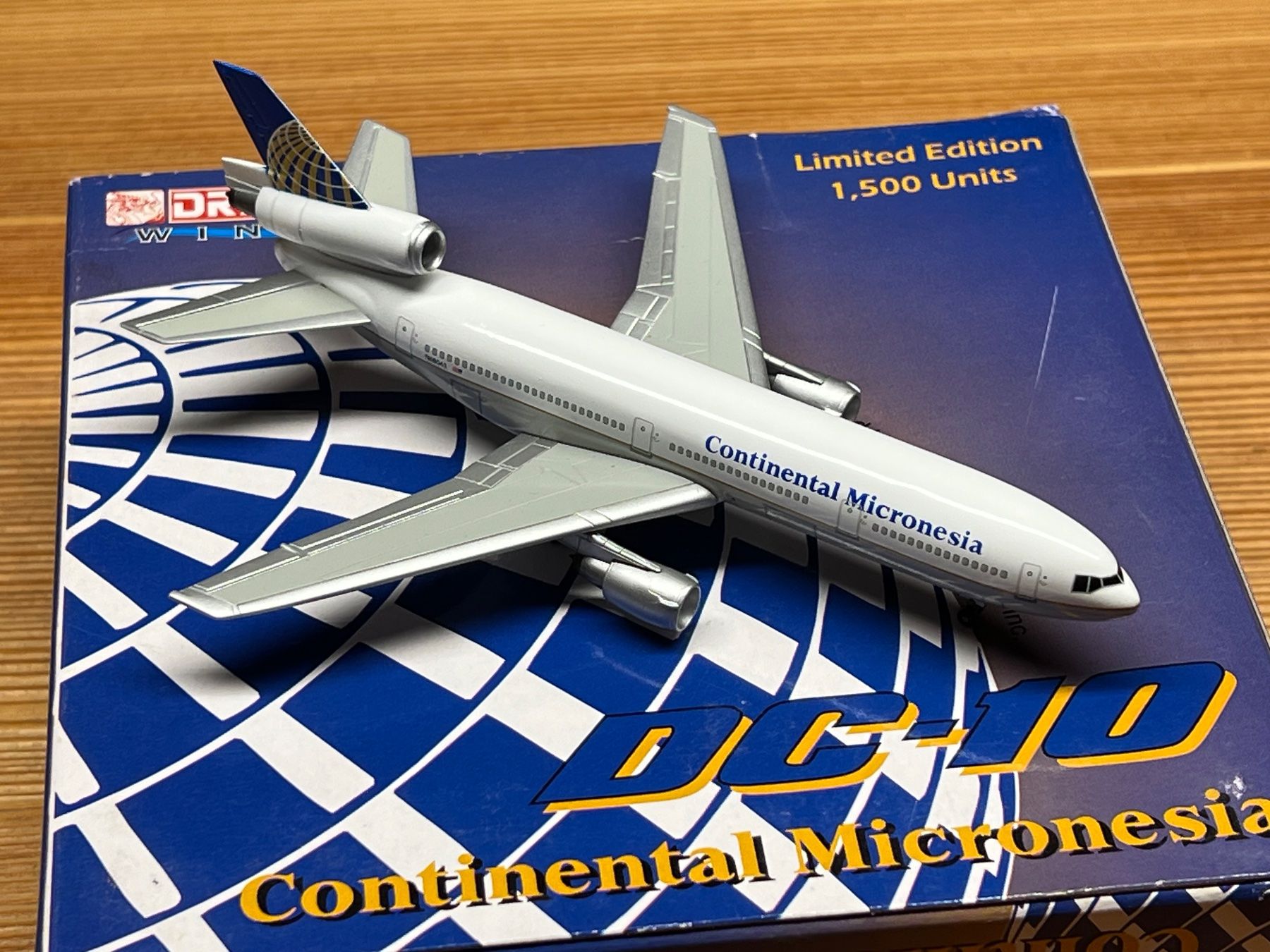 McDonnell Douglas Kit di modellismo & Modellini statici: 1:400 Dragon Wings Continental Micronesia DC-10 Flugzeugmode – Usato da Silvaplana-Surlej venduto da bkk 2