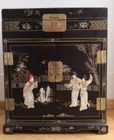 Petit meuble-coffret en bois noir avec motifs japonais