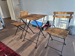 2 Holzstühle und Tisch inkl. 2 roten Sitzkissen