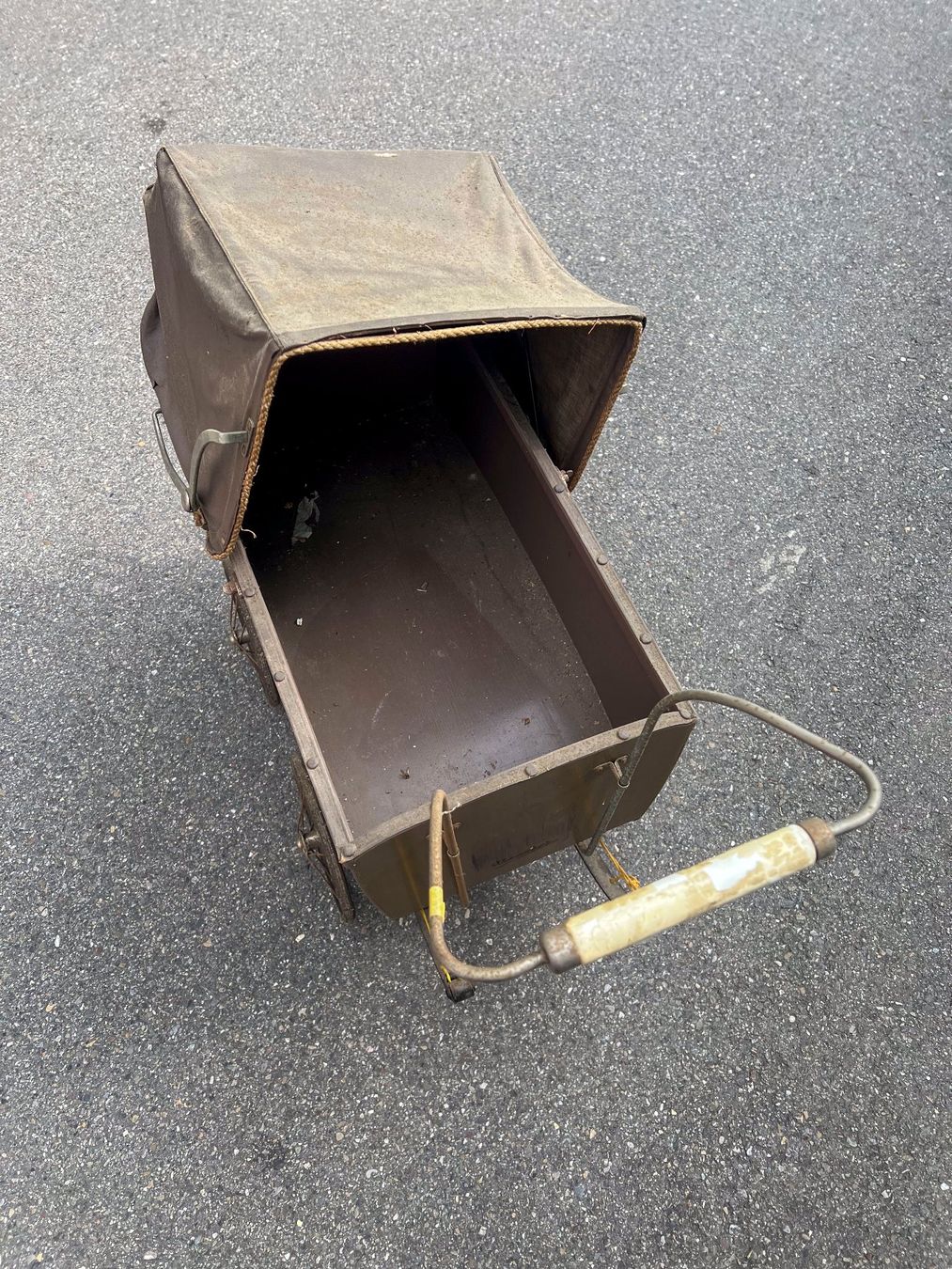 Carrozzine per bambole: Antiker Puppenwagen/Kinderwagen – Difettoso da Winterthur venduto da Ael_ 3